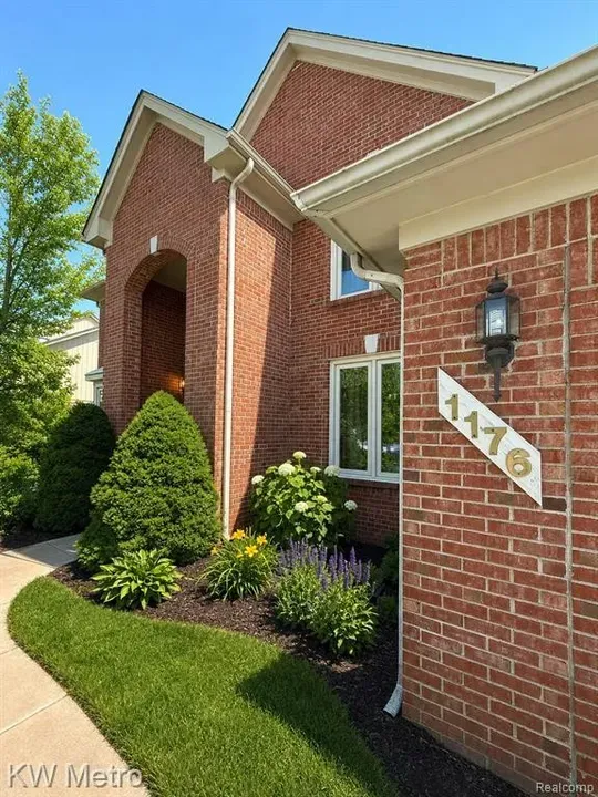 4 Bed 2 Bath Established Contemporary Home in Troy, MI - 3