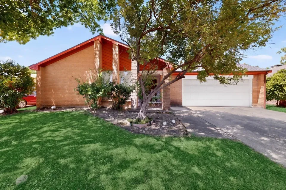 4 Bed 2 Bath Established Mid-Century Residence in Allen, TX - 2
