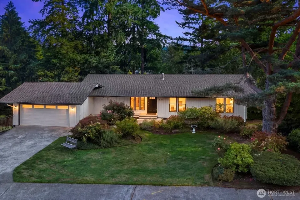 4 Bed 2 Bath Established Mid-Century Residence in Bellevue, WA - 2