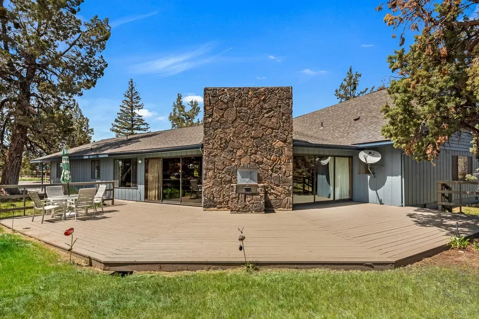 4 Bed 2 Bath Established Mid-Century Residence in Bend, OR - 2