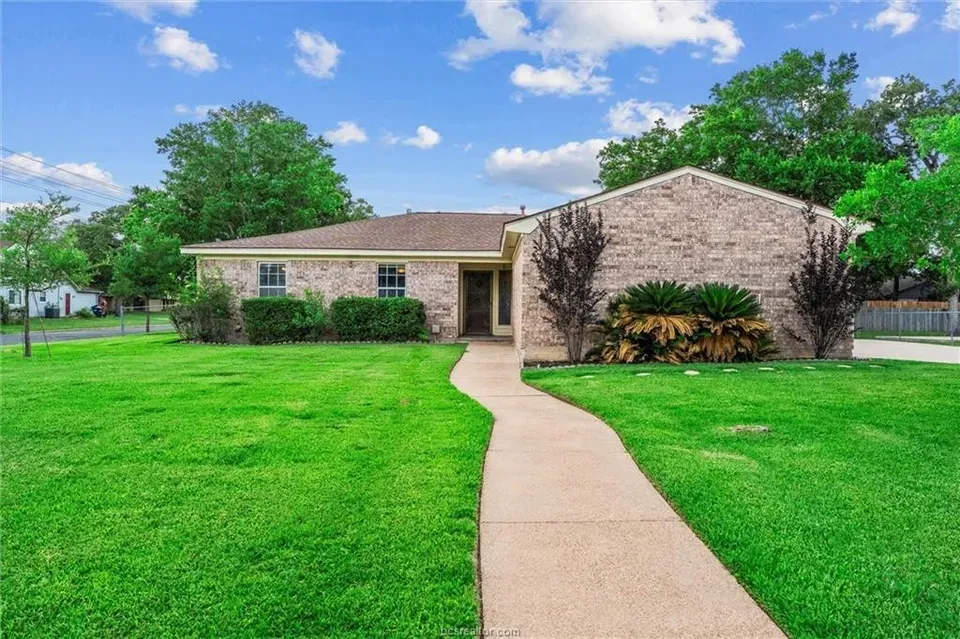 4 Bed 2 Bath Established Mid-Century Residence in College Station, TX - 3