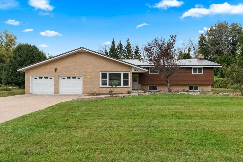 4 Bed 2 Bath Established Mid-Century Residence in Green Bay, WI