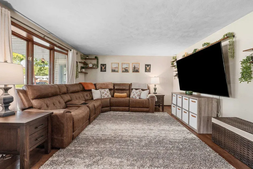 4 Bed 2 Bath Established Mid-Century Residence in Green Bay, WI - 2
