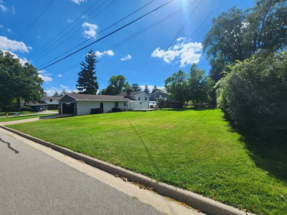 4 Bed 2 Bath Established Mid-Century Residence in Green Bay, WI - 2