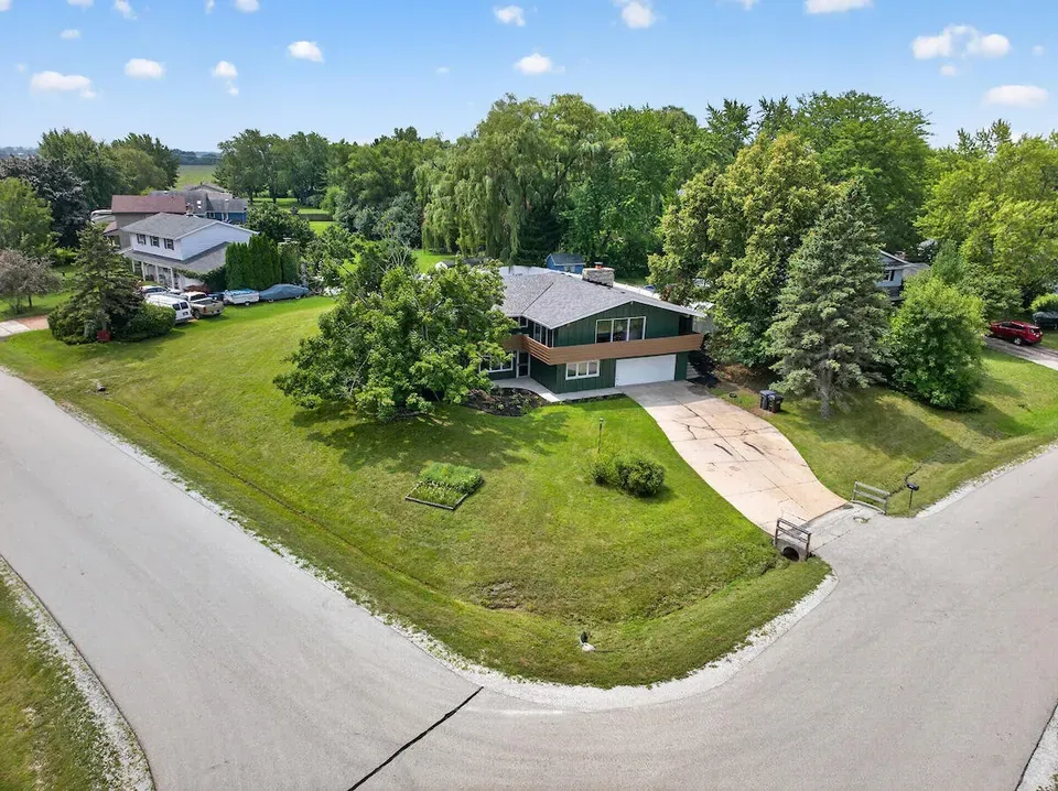 4 Bed 2 Bath Established Mid-Century Residence in Kenosha, WI - 2