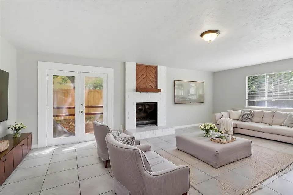 4 Bed 2 Bath Established Mid-Century Residence in League City, TX - 4