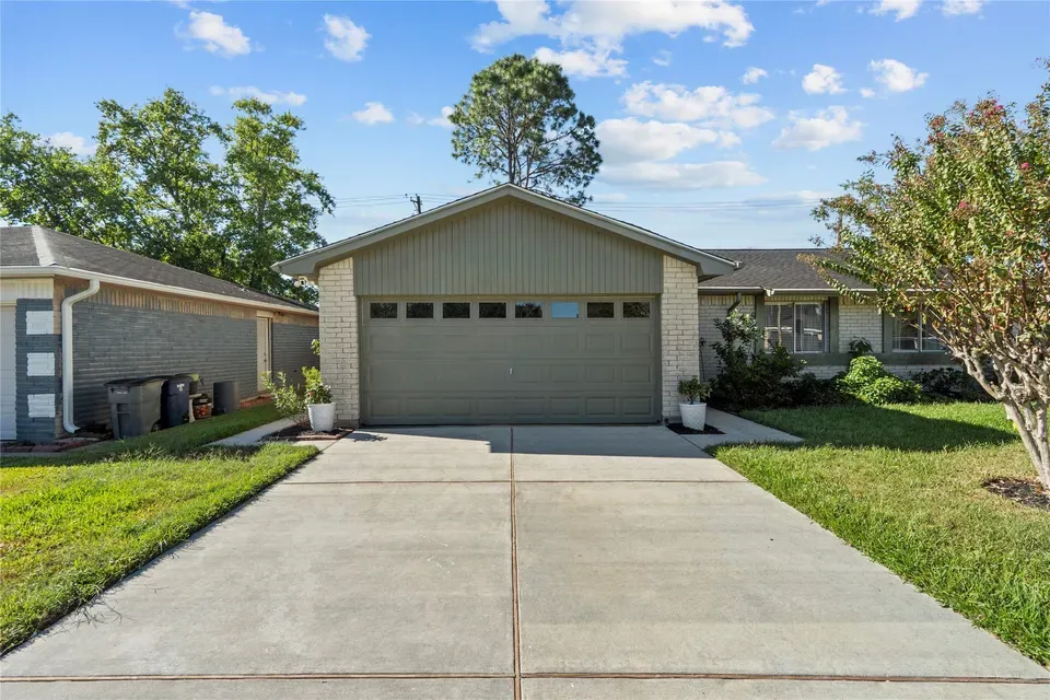 4 Bed 2 Bath Established Mid-Century Residence in League City, TX - 4