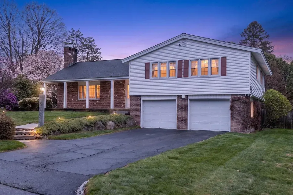 4 Bed 2 Bath Established Mid-Century Residence in Manchester, NH - 3