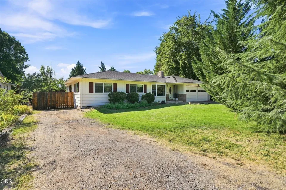 4 Bed 2 Bath Established Mid-Century Residence in Medford, OR