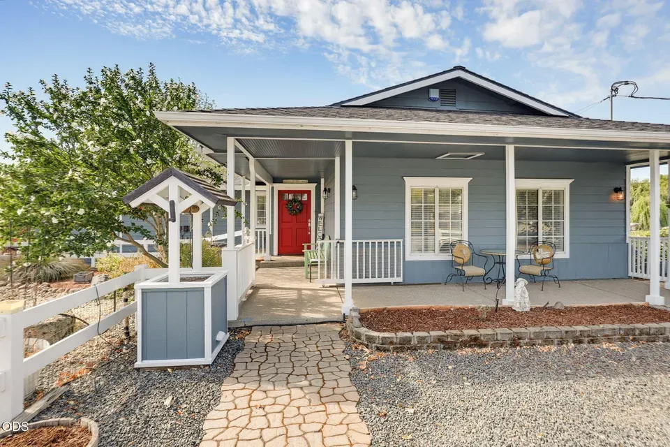 4 Bed 2 Bath Established Mid-Century Residence in Medford, OR - 2