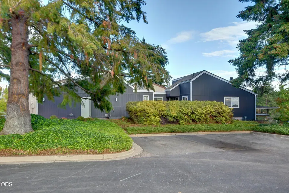 4 Bed 2 Bath Established Mid-Century Residence in Medford, OR - 2