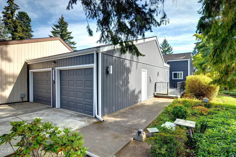 4 Bed 2 Bath Established Mid-Century Residence in Medford, OR - 4