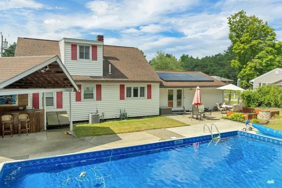 4 Bed 2 Bath Established Mid-Century Residence in Nashua, NH - 1
