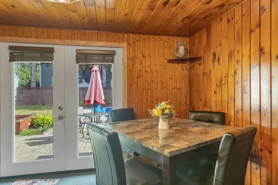 4 Bed 2 Bath Established Mid-Century Residence in Nashua, NH - 3