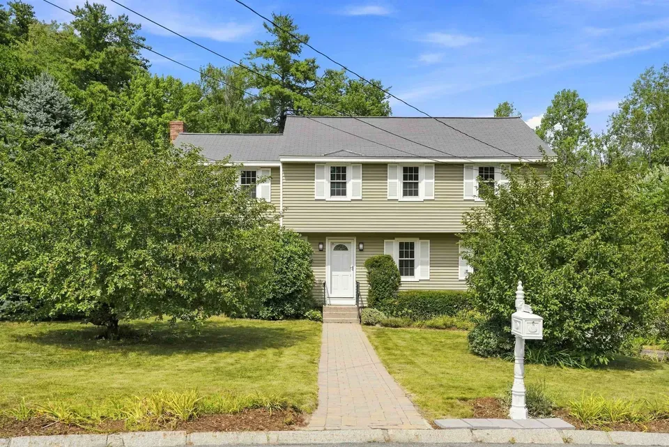 4 Bed 2 Bath Established Mid-Century Residence in Nashua, NH - 2