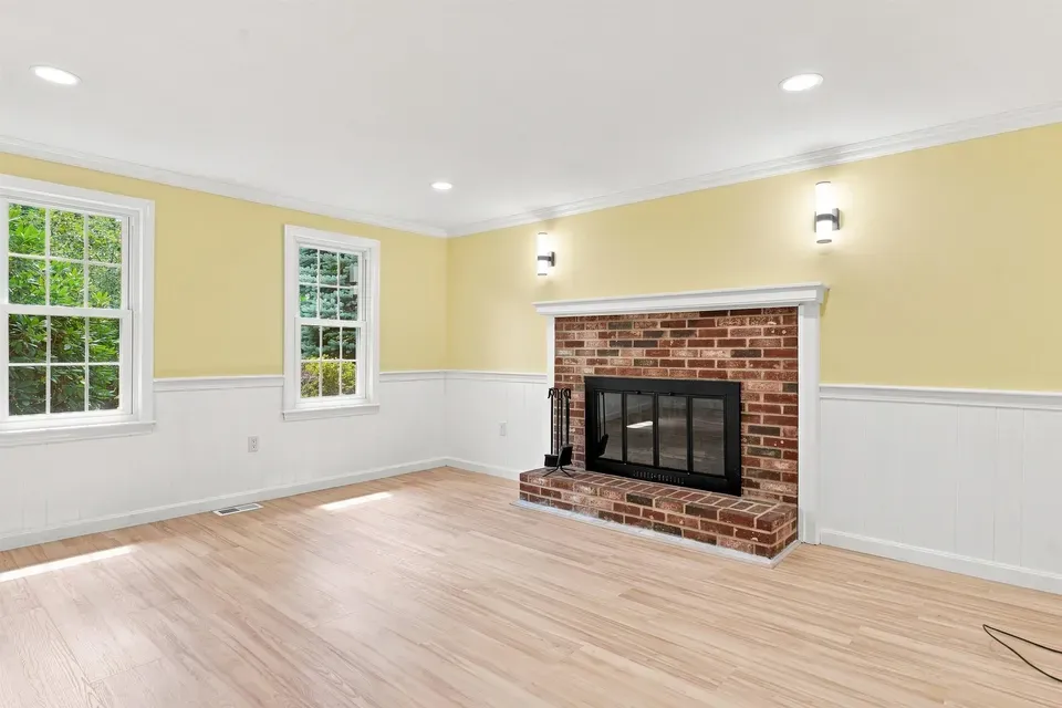 4 Bed 2 Bath Established Mid-Century Residence in Nashua, NH - 5