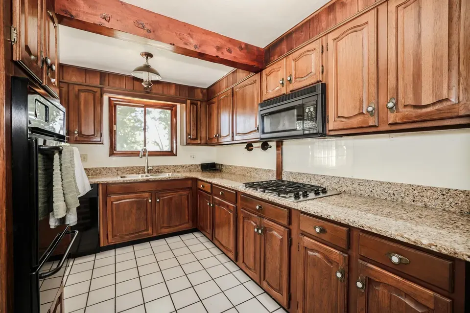 4 Bed 2 Bath Established Mid-Century Residence in Nashua, NH - 3
