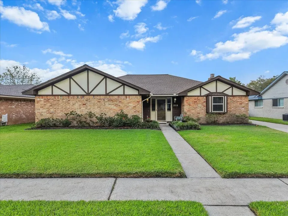 4 Bed 2 Bath Established Mid-Century Residence in Pearland, TX - 2