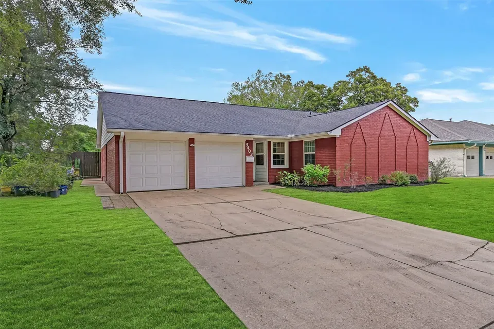 4 Bed 2 Bath Established Mid-Century Residence in Pearland, TX