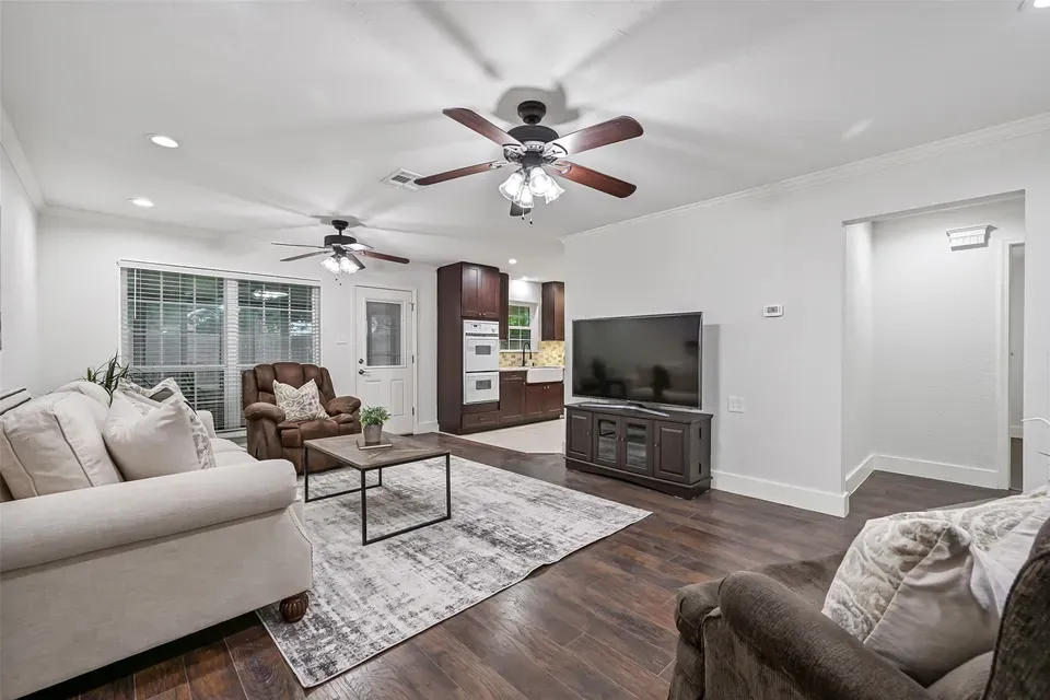4 Bed 2 Bath Established Mid-Century Residence in Pearland, TX - 2