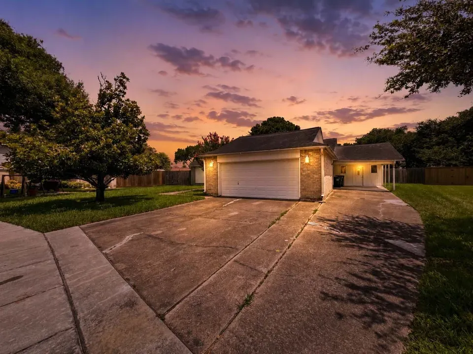 4 Bed 2 Bath Established Mid-Century Residence in Pearland, TX - 2