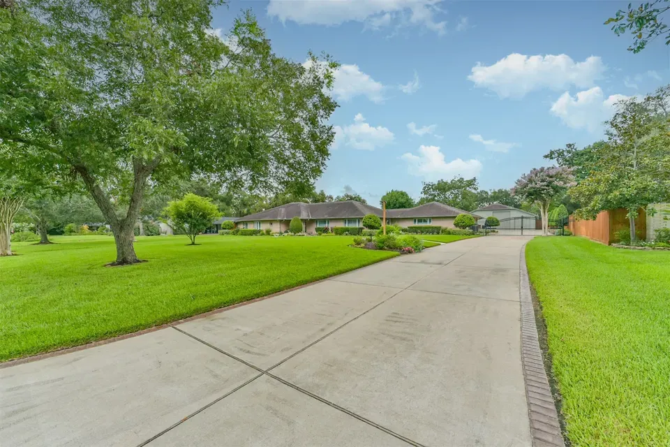 4 Bed 2 Bath Established Mid-Century Residence in Pearland, TX - 2