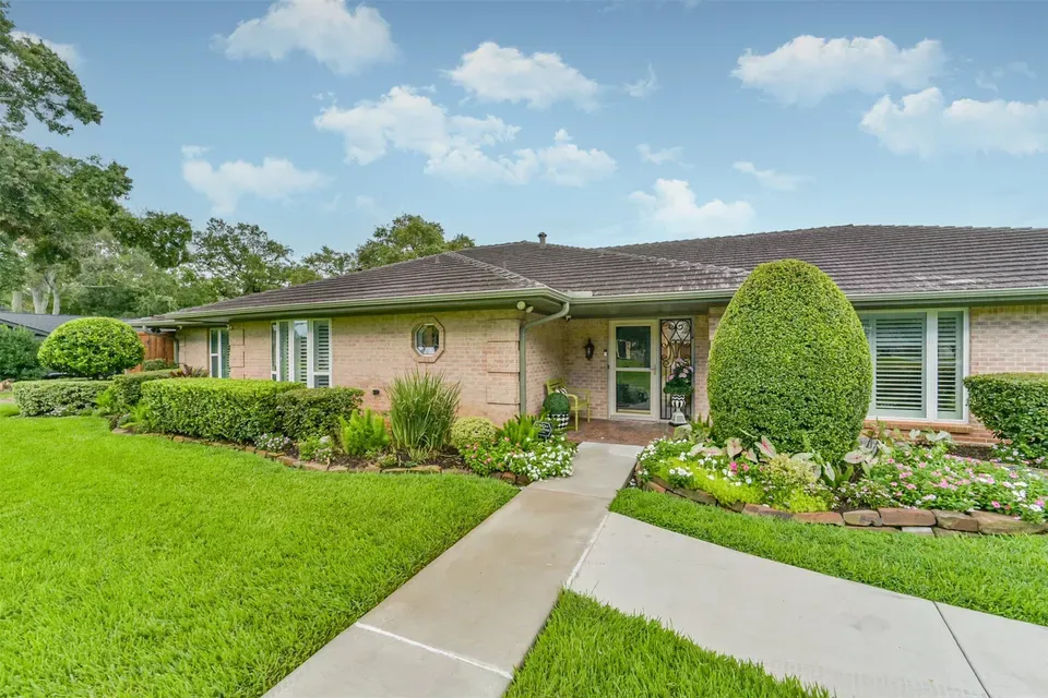 4 Bed 2 Bath Established Mid-Century Residence in Pearland, TX - 3