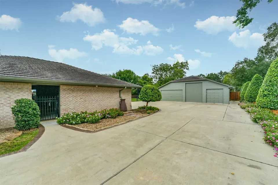 4 Bed 2 Bath Established Mid-Century Residence in Pearland, TX - 4