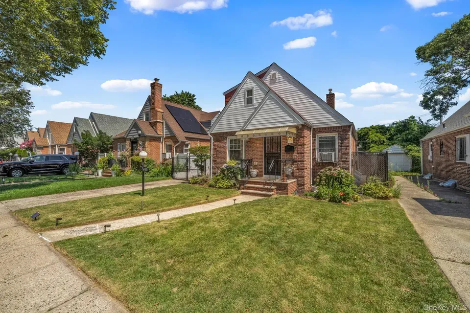 4 Bed 2 Bath Established Mid-Century Residence in Queens, NY - 2