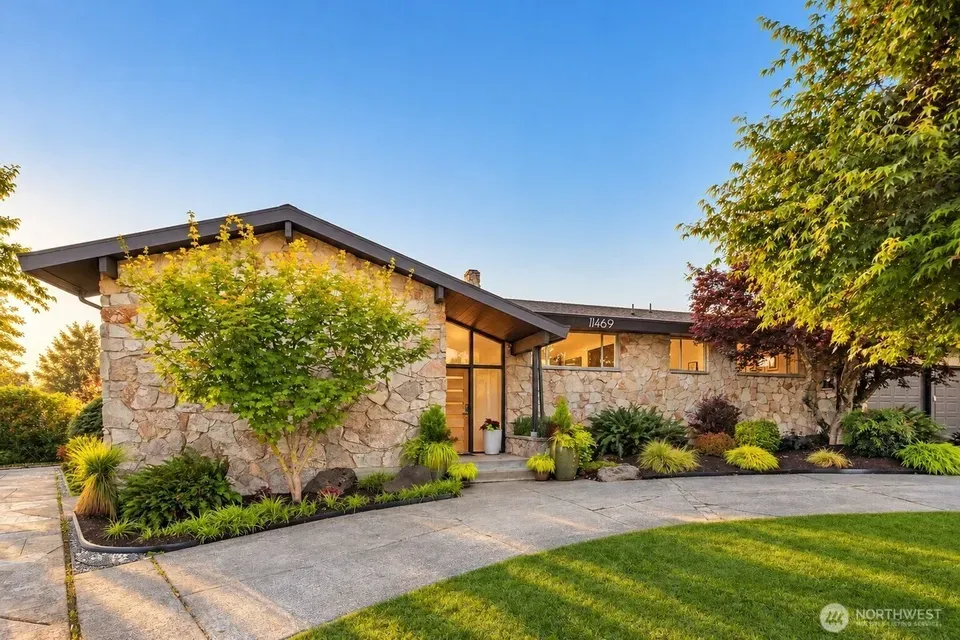 4 Bed 2 Bath Established Mid-Century Residence in Seattle, WA - 1