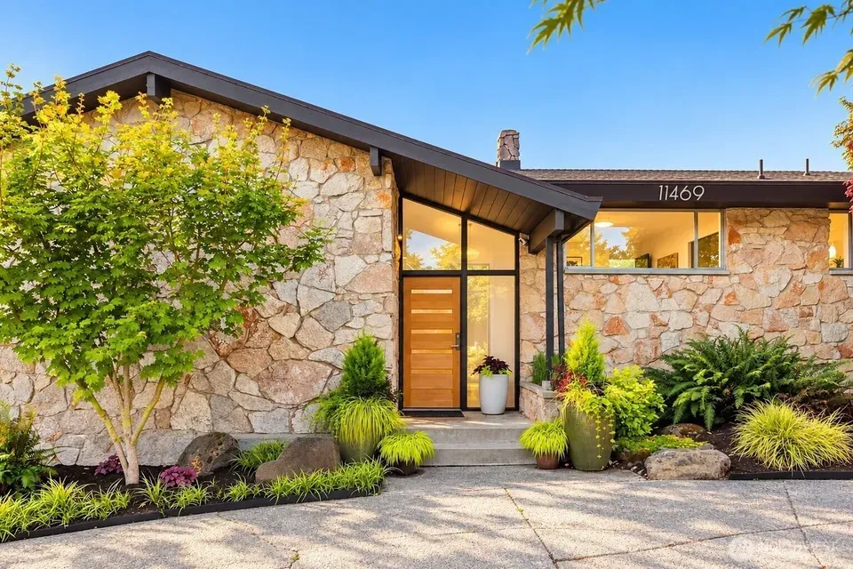 4 Bed 2 Bath Established Mid-Century Residence in Seattle, WA - 2