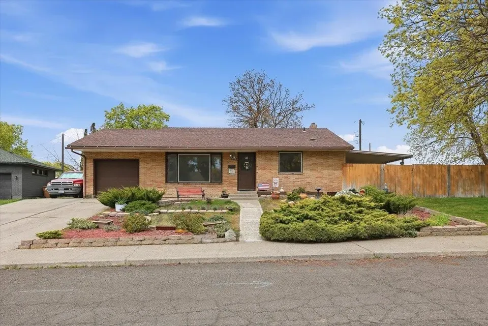 4 Bed 2 Bath Established Mid-Century Residence in Spokane, WA