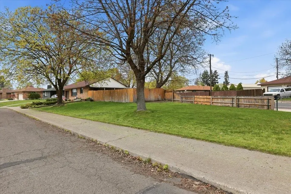 4 Bed 2 Bath Established Mid-Century Residence in Spokane, WA - 2