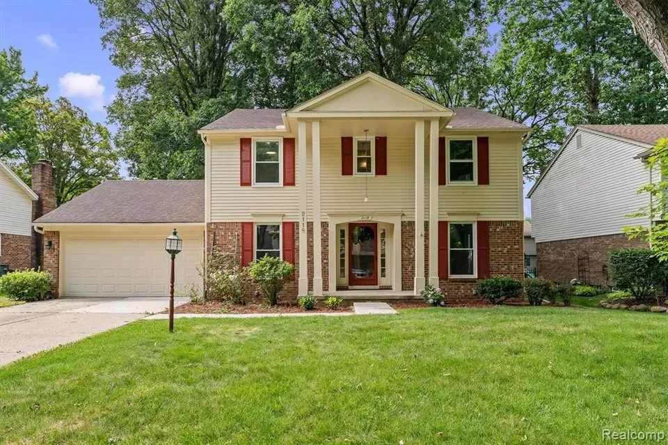 4 Bed 2 Bath Established Mid-Century Residence in Troy, MI