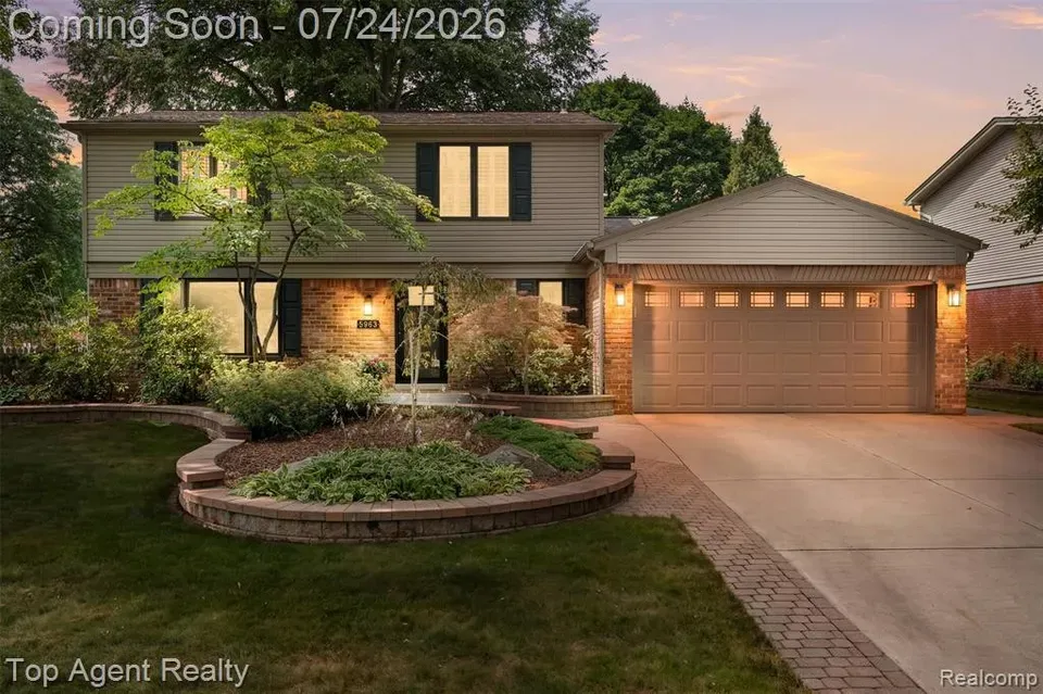 4 Bed 2 Bath Established Mid-Century Residence in Troy, MI - 2