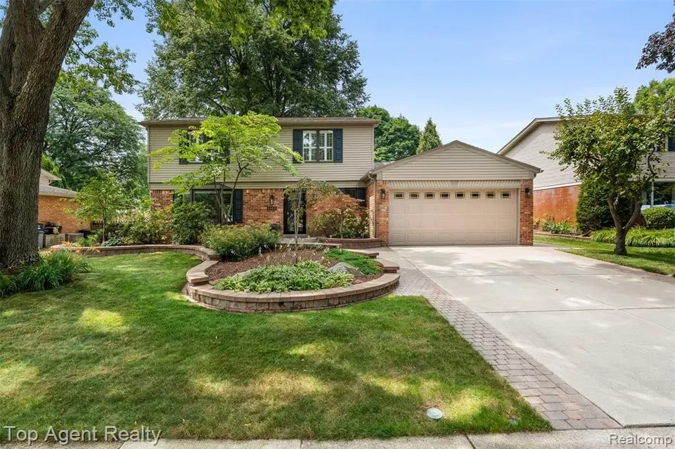 4 Bed 2 Bath Established Mid-Century Residence in Troy, MI - 3