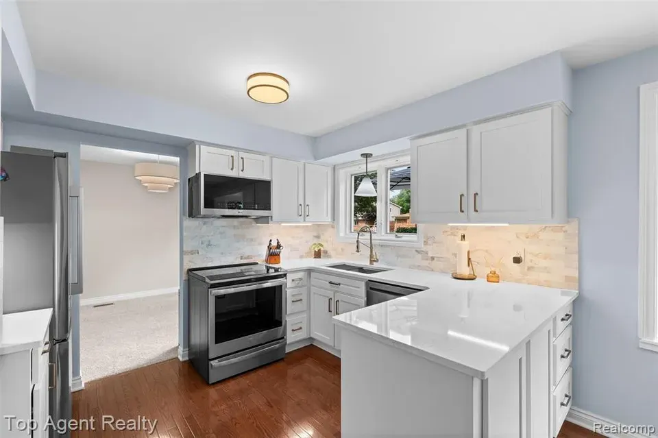 4 Bed 2 Bath Established Mid-Century Residence in Troy, MI - 4