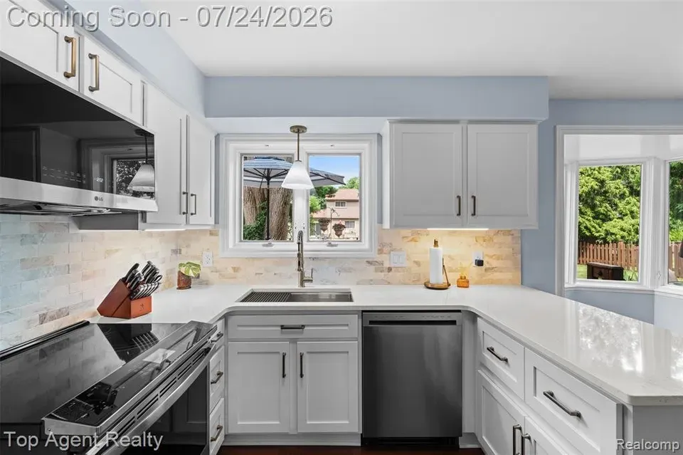 4 Bed 2 Bath Established Mid-Century Residence in Troy, MI - 5