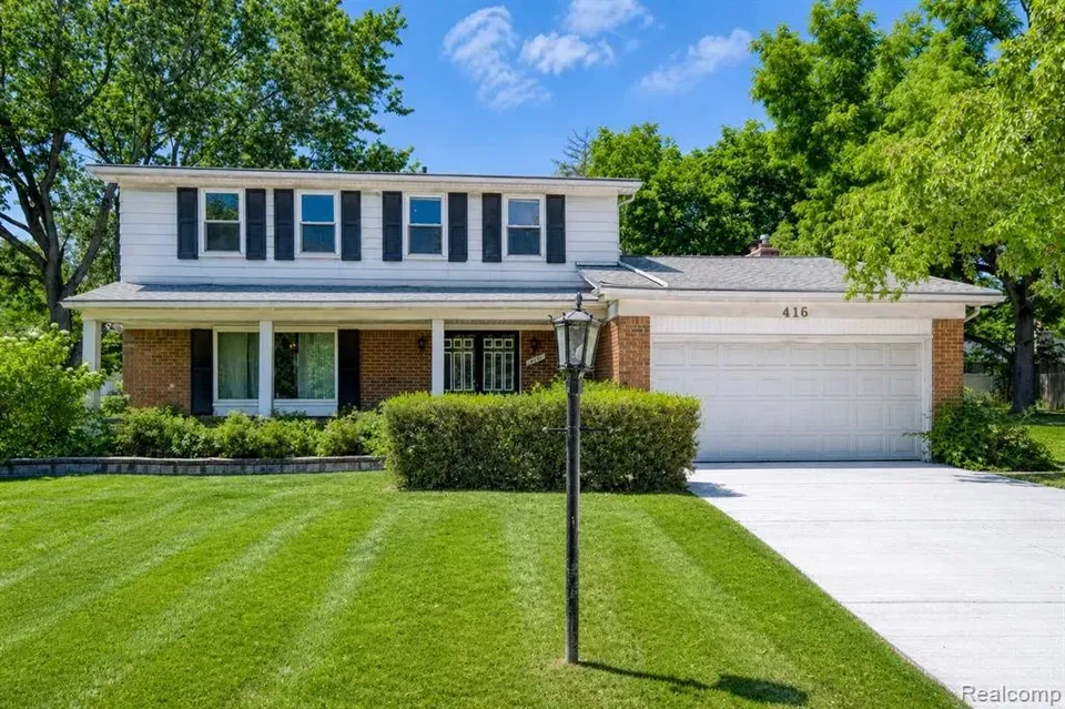 4 Bed 2 Bath Established Mid-Century Residence in Troy, MI - 3