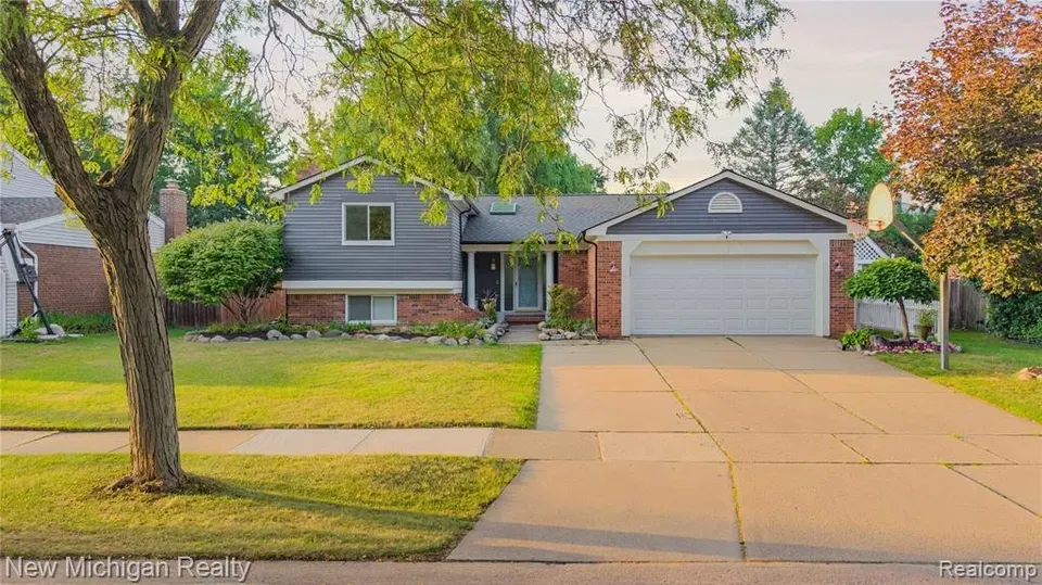 4 Bed 2 Bath Established Mid-Century Residence in Troy, MI - 1
