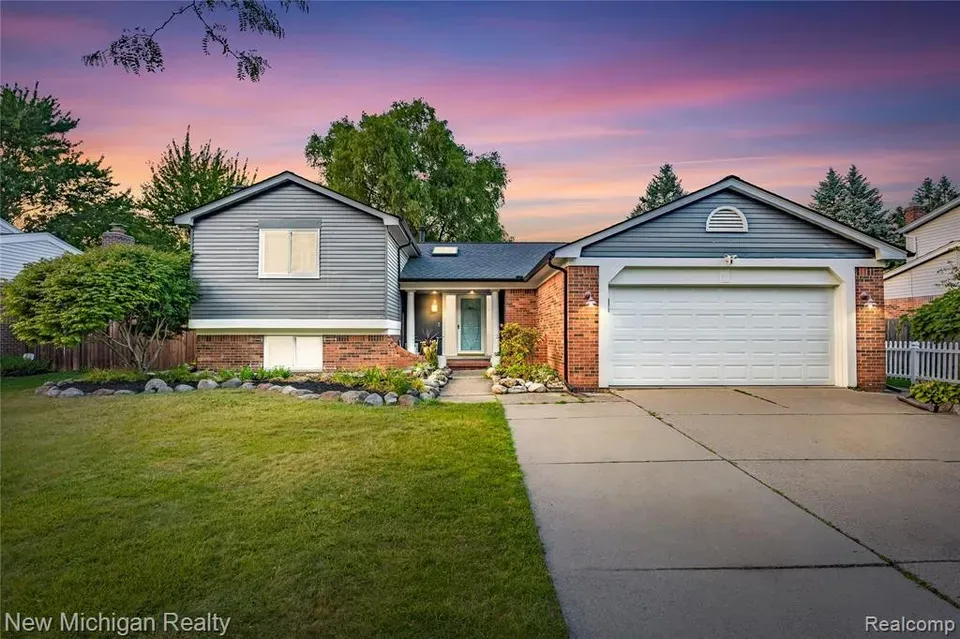 4 Bed 2 Bath Established Mid-Century Residence in Troy, MI - 2
