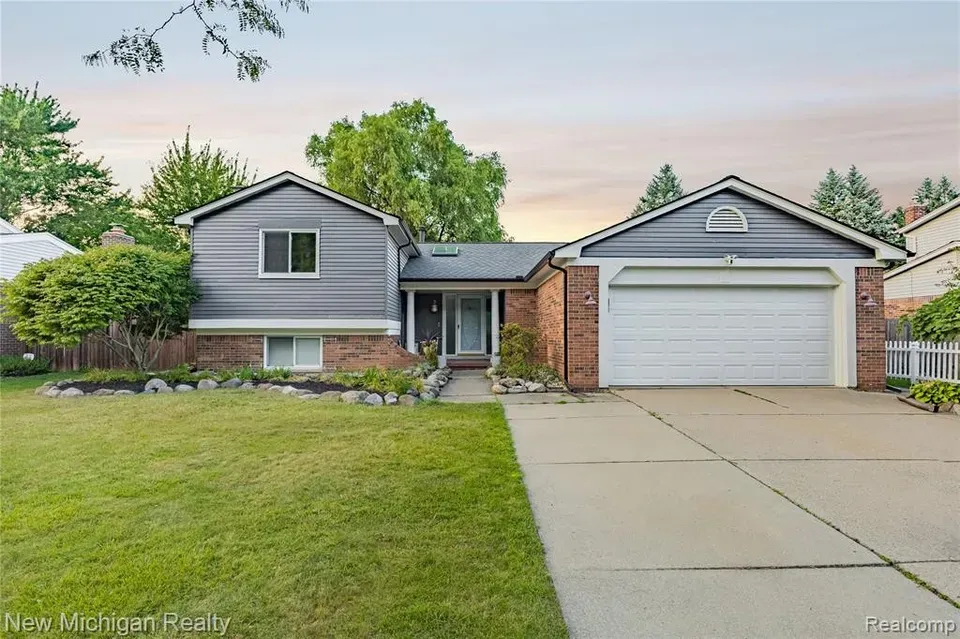 4 Bed 2 Bath Established Mid-Century Residence in Troy, MI - 3