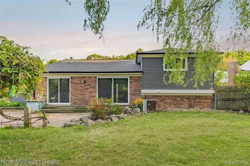 4 Bed 2 Bath Established Mid-Century Residence in Troy, MI - 4