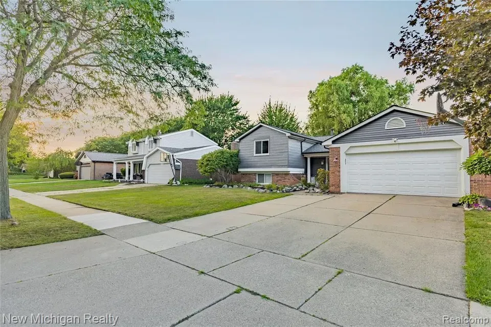 4 Bed 2 Bath Established Mid-Century Residence in Troy, MI - 5