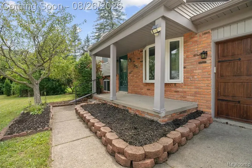 4 Bed 2 Bath Established Mid-Century Residence in Troy, MI - 2