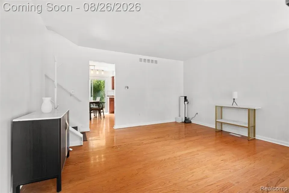4 Bed 2 Bath Established Mid-Century Residence in Troy, MI - 3