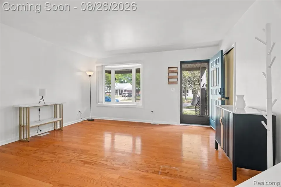 4 Bed 2 Bath Established Mid-Century Residence in Troy, MI - 4