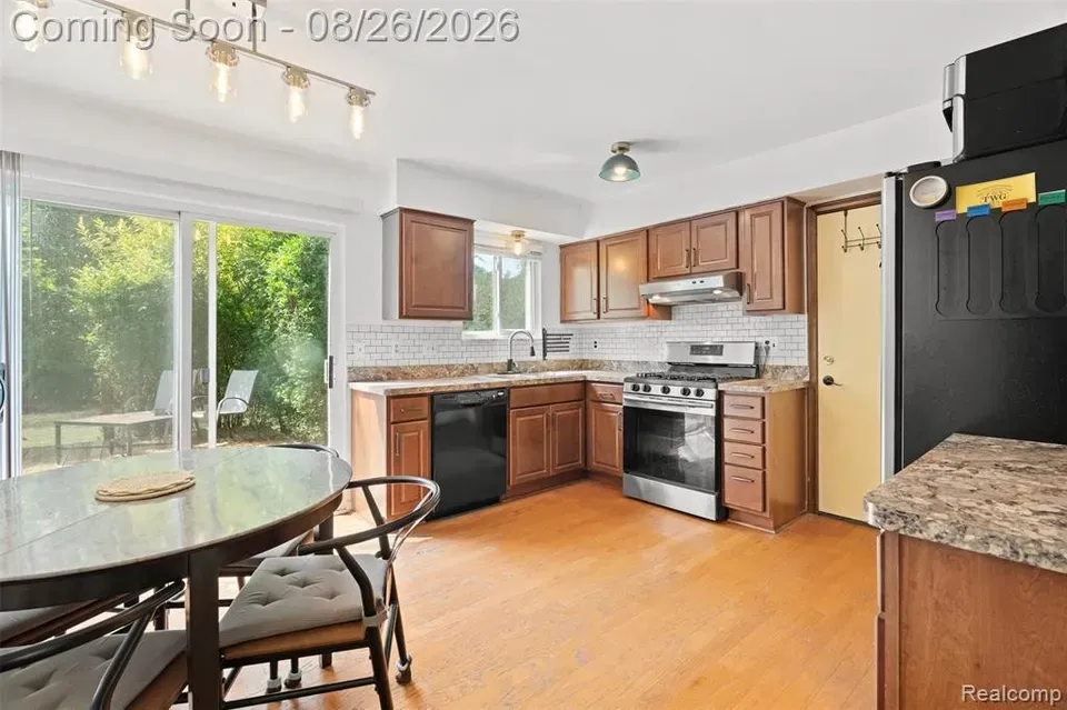 4 Bed 2 Bath Established Mid-Century Residence in Troy, MI - 5