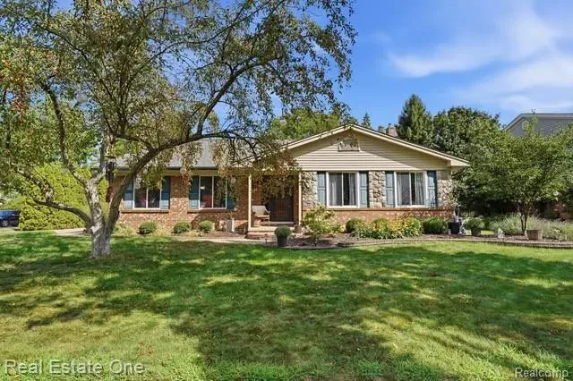 4 Bed 2 Bath Established Mid-Century Residence in Troy, MI