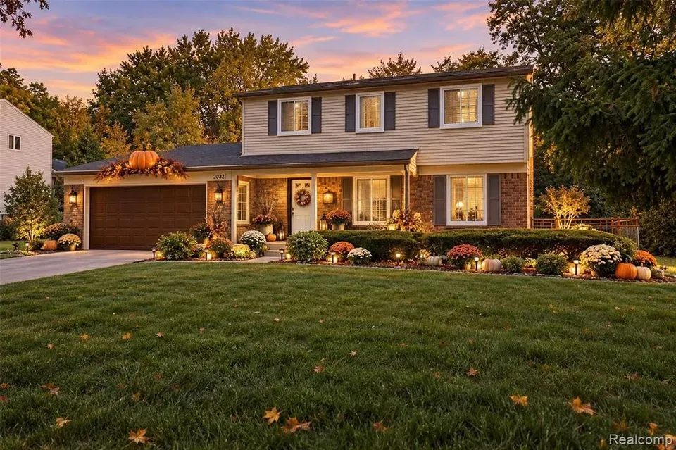 4 Bed 2 Bath Established Mid-Century Residence in Troy, MI